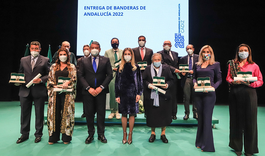 El viceconsejero de la Presidencia, Antonio Sanz, y la delegada del Gobierno en Cádiz, Ana Mestre, junto a los galardonados en la provincia.