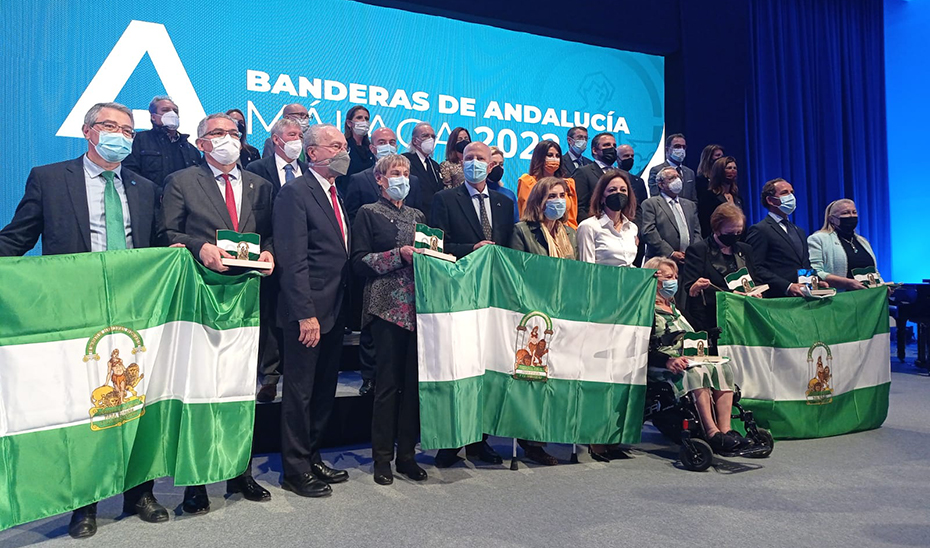 Los consejeros Blanco e Imbroda, junto a los galardonados con las Banderas de Andalucía.
