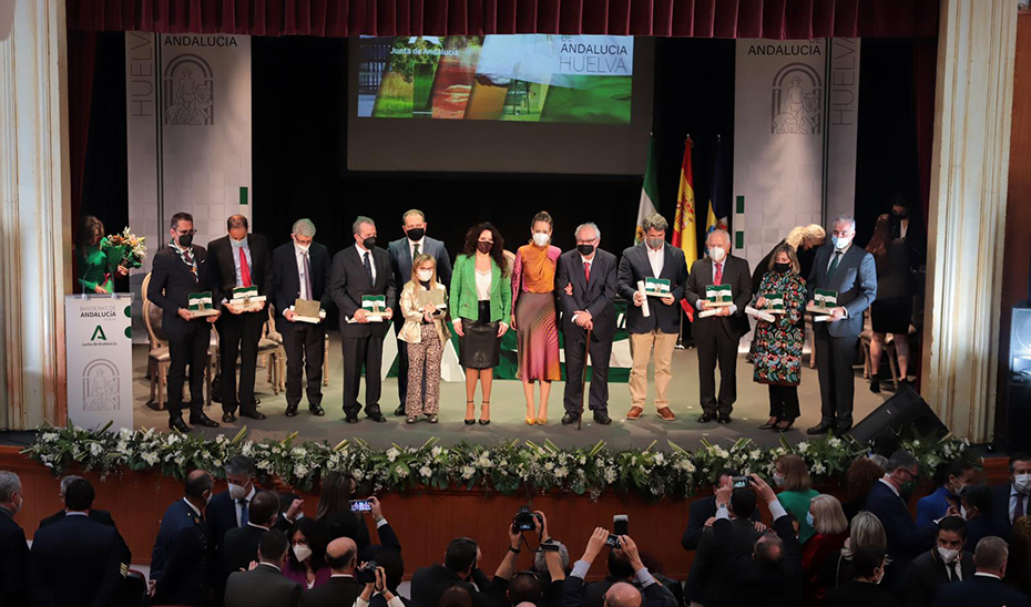 La consejera Rocío Ruiz, junto a los galardonados con la Bandera de Andalucía.
