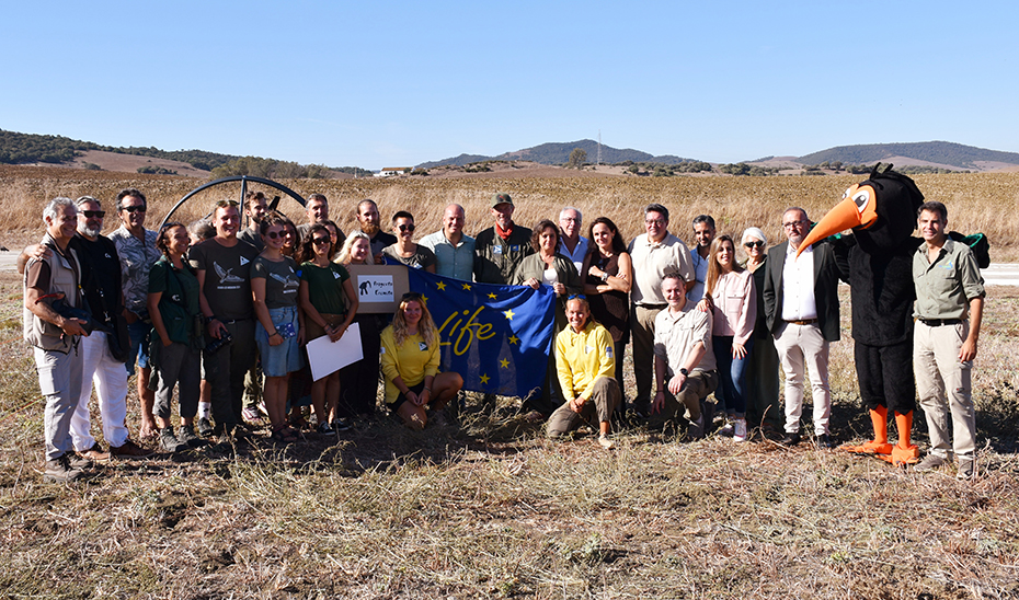 Foto de familia del recibimiento a las cuidadoras que se han encargado de trasladar a los ejemplares de ibis eremita en el aeródromo de Medina Sidonia.