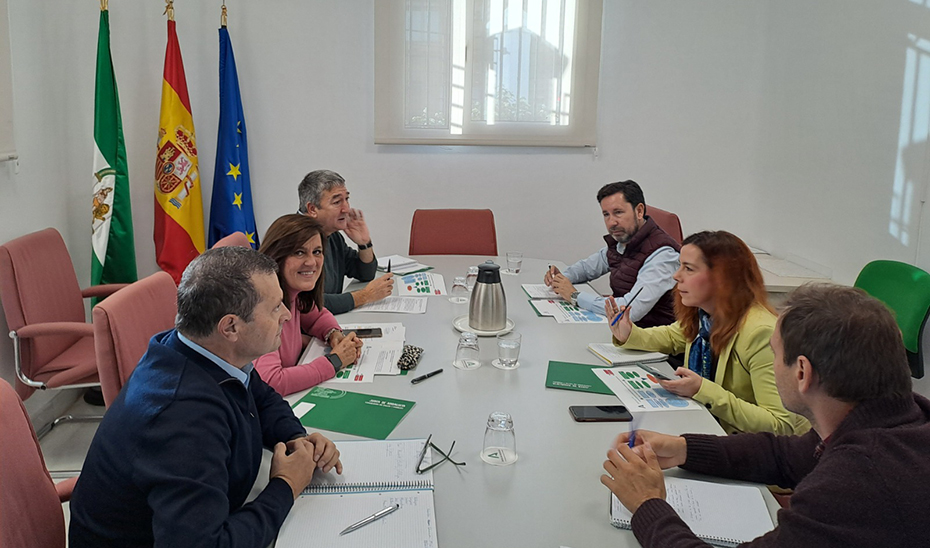 Los equipos de las Consejerías de Salud Consumo y de Desarrollo Educativo y Formación Profesional, durante la reunión de coordinación para impulsar el consumo responsable del alumnado andaluz.