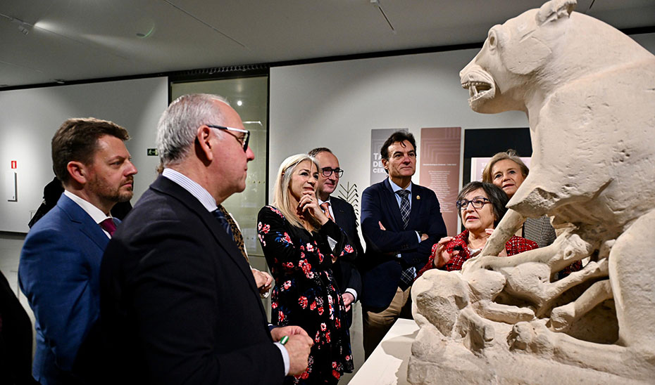 La consejera de Cultura, Patricia del Pozo, ante una de las piezas del Museo Íbero de Jaén
