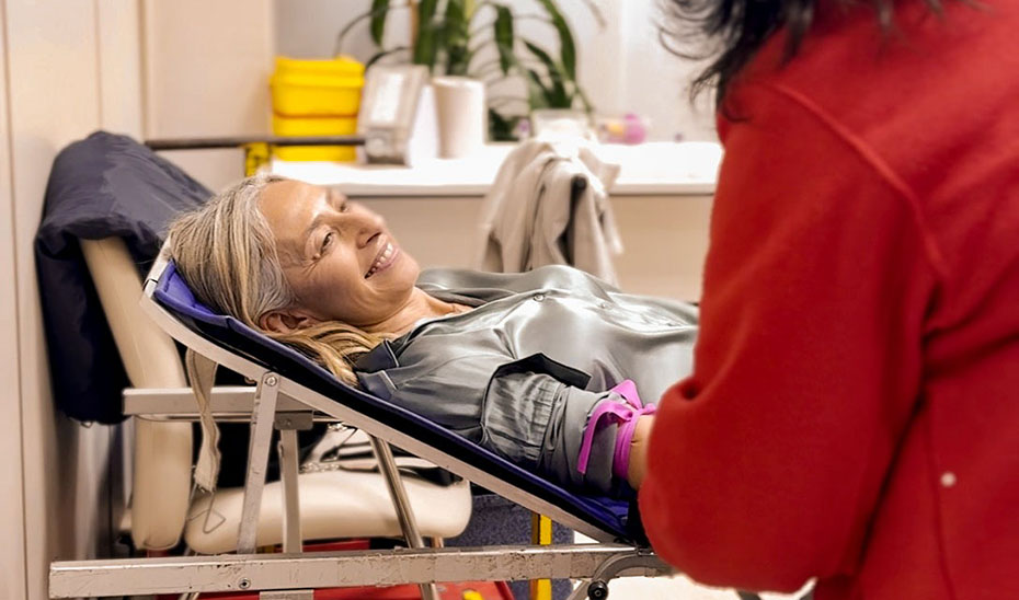 La consejera de Salud y Consumo, Rocío Hernández, dona sangre durante la colecta organizada con la que arranca la campaña de Navidad.