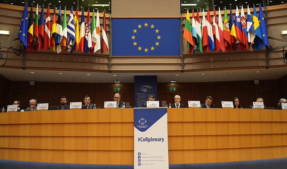 Juanma Moreno, en la mesa del hemiciclo del Parlamento Europeo.