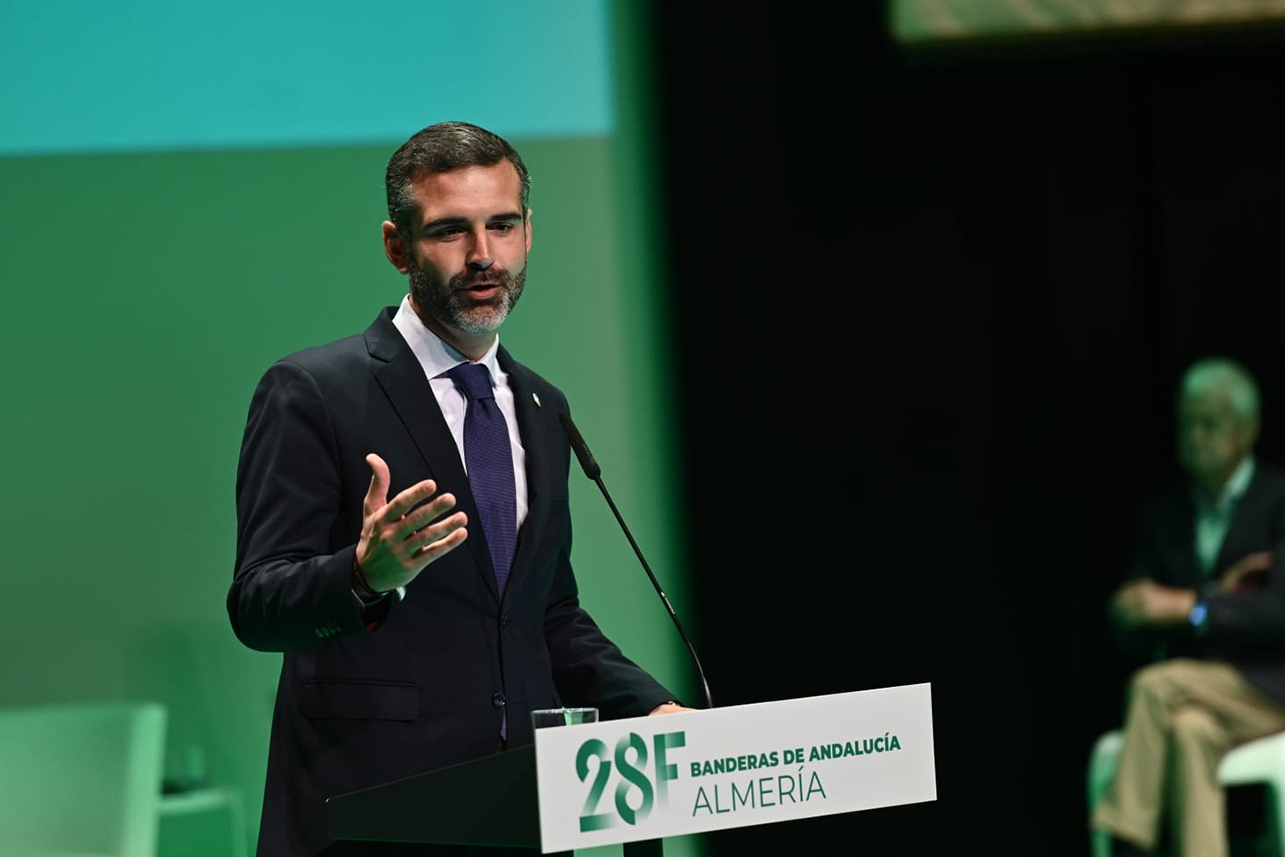 Fernández-Pacheco interviene durante el acto de entrega de Banderas de Andalucía en Almería.