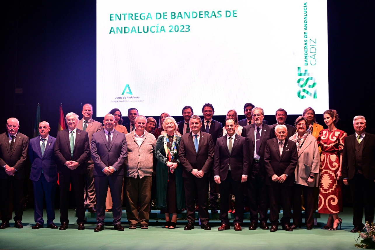 Foto de familia de la entrega de las Banderas de Andalucía en Cádiz 2023.