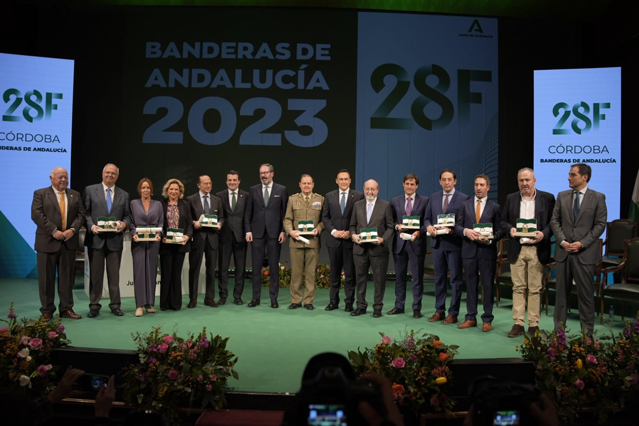 José Carlos Gómez Villamandos, José Antonio Nieto y Adolfo Molina han participado en los actos de entrega de Banderas de Andalucía en Córdoba.