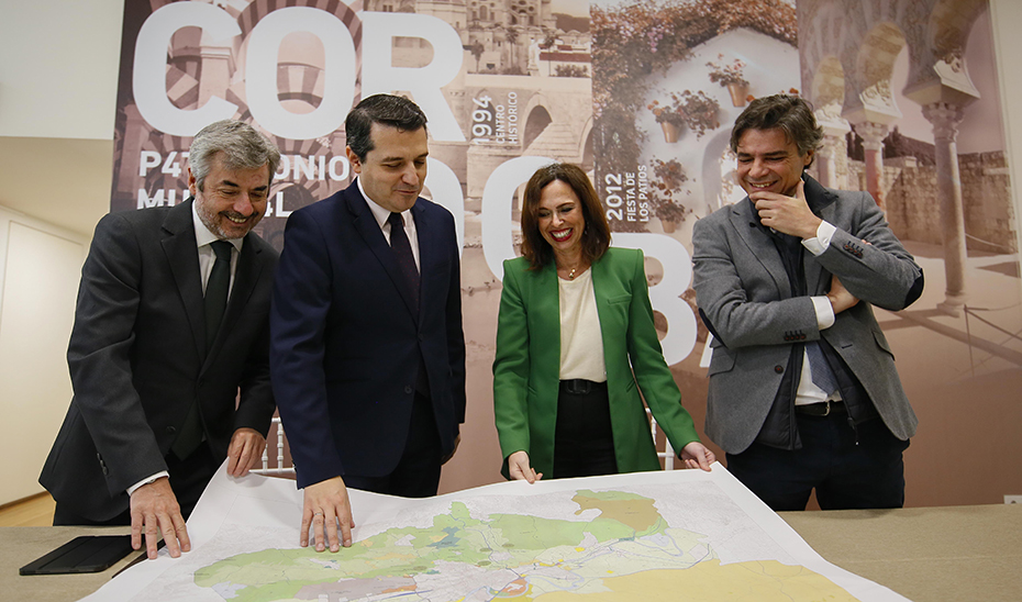 La consejera de Fomento, Rocío Díaz, con el alcalde de Córdoba, José María Bellido, y el resto de autoridades, observan un mapa de la capital cordobesa.
