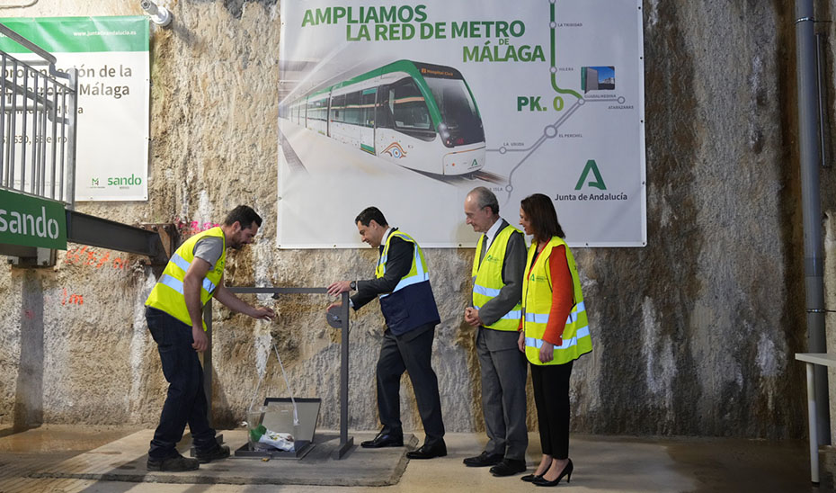 Juanma Moreno, en el momento de colocación de la primera piedra de las obras del metro malagueño.