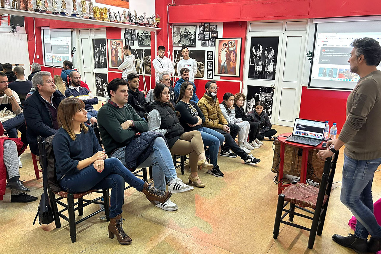 Arcángel imparte una másterclass de flamenco a 25 alumnos de escuelas de cante.