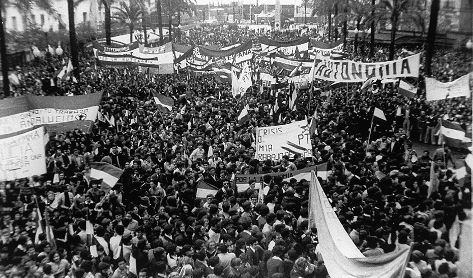 El 4 de diciembre de 1977 alrededor de millón y medio de andaluces se manifestaron en las capitales de provincia convocados por la Asamblea de Parlamentarios para demandar la autonomía.