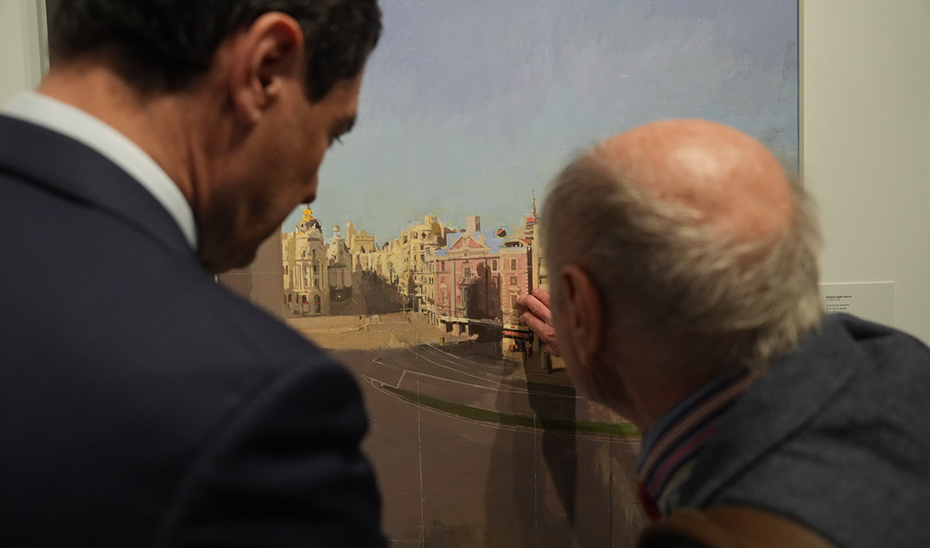 Juanma Moreno observa, junto al artista Antonio López, una de las obras expuestas.