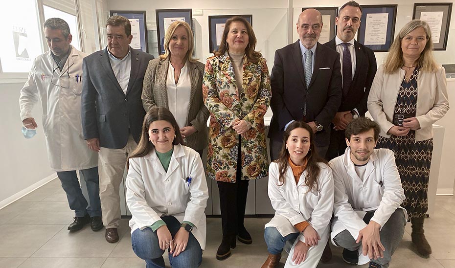 Un momento de la visita de Carmen Crespo a las instalaciones del Laboratorio de Genética Molecular de Ancce en Sevilla.