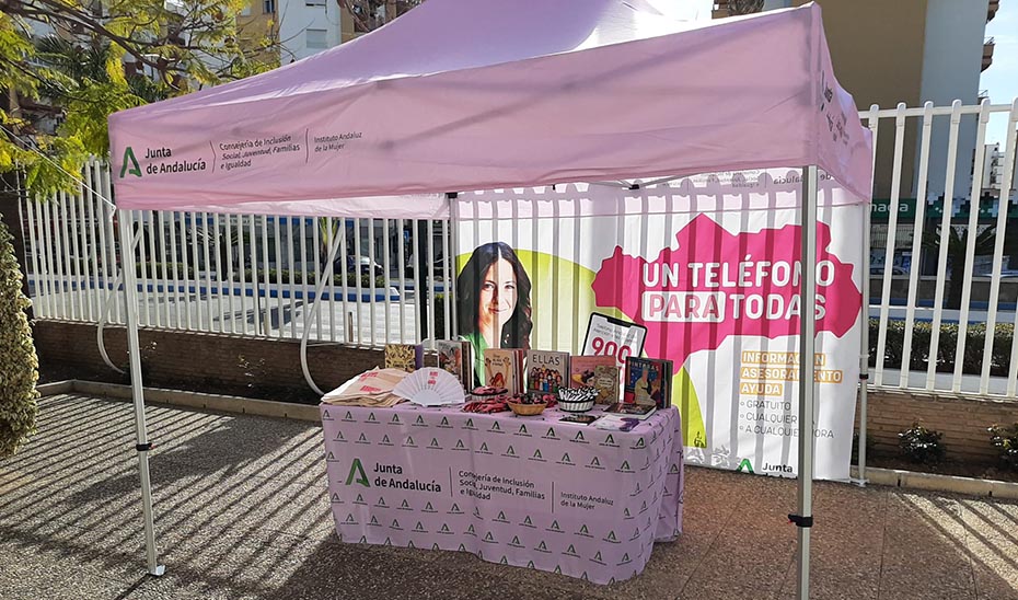 Carpa informativa instalada por el Instituto Andaluz de la Mujer (IAM) con motivo del 8M.