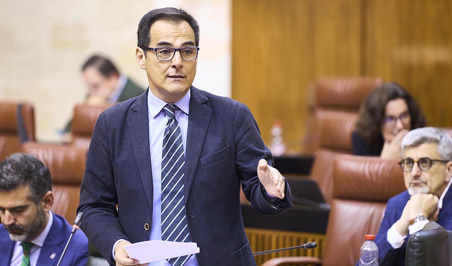 José Antonio Nieto interviene desde su escaño en el Pleno en el Parlamento andaluz.