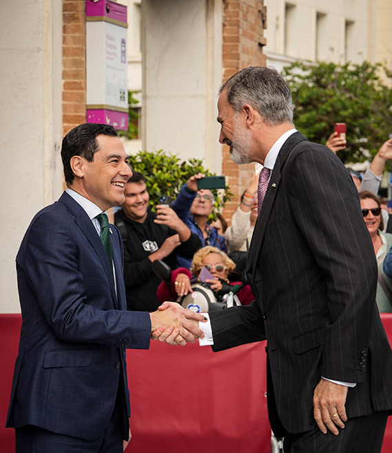 El presidente de la Junta, Juanma Moreno, saluda al Rey de España, Felipe VI.
