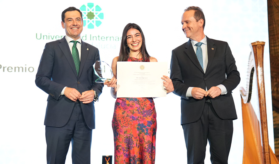 El presidente Juanma Moreno y el rector José Ignacio García, con Laura Melgar, galardonada con el Premio UNIA Digital.