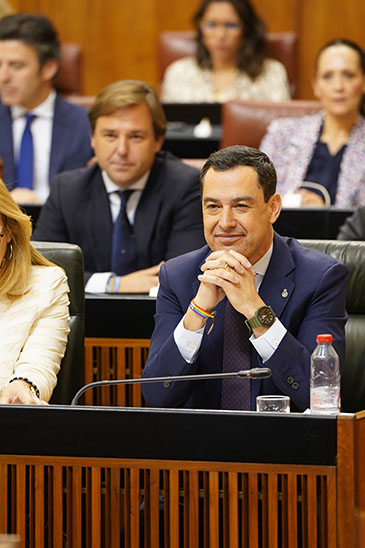 Moreno escucha a la oposición durante el Pleno del Parlamento.