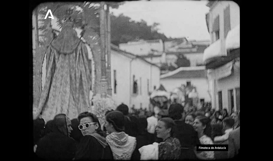 Fotograma del documental 'Contantina' que muestra la localidad sevillana durante una procesión.