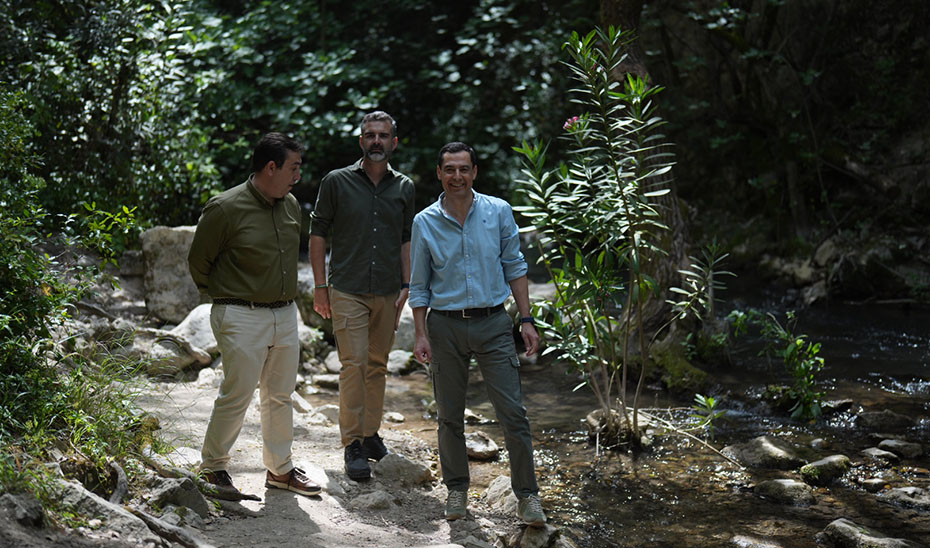 El presidente de la Junta, acompañado por el consejero de Sostenibilidad y el director del Parque Natural Sierra de Grazalema.