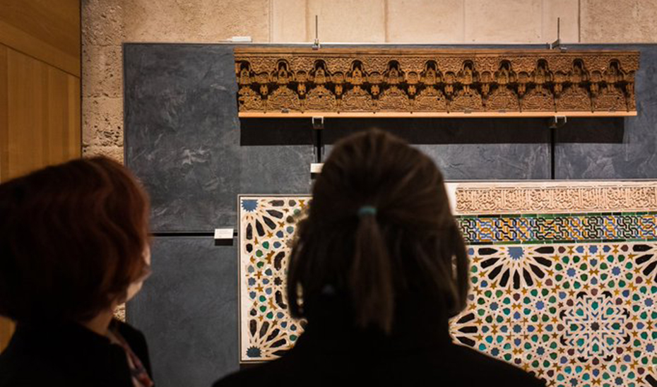 Visitantes ante una de los piezas expuestas en el Museo de la Alhambra (Granada).