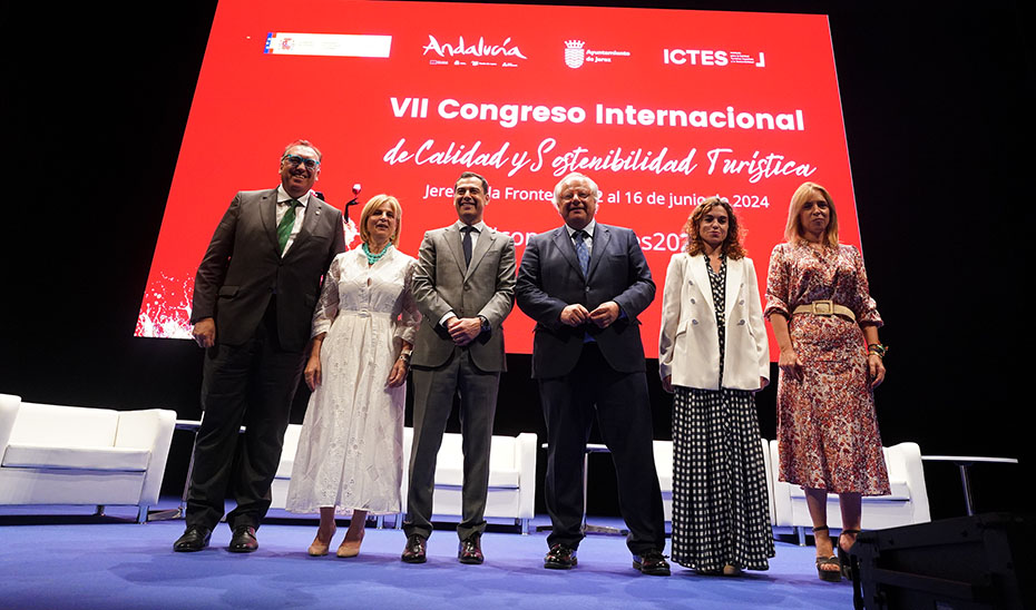 Juanma Moreno, junto a las autoridades participantes en Jerez en la clausura del VII Congreso Internacional de Calidad y Sostenibilidad Turística.