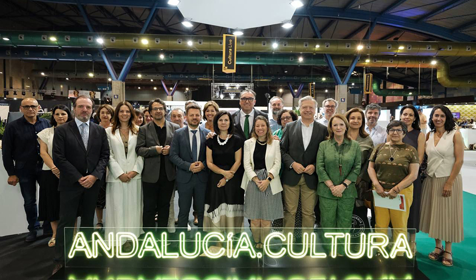 El consejero Arturo Bernal, con miembros de la organización y participantes en Culture & Museums International Tech Forum.