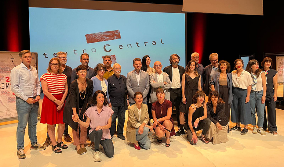 Representantes institucionales, del sector cultural, y algunos de los artistas incluidos en la programación de la nueva temporada del Teatro Central, tras el acto de presentación.