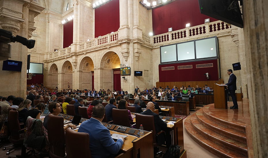Salón de plenos del Parlamento andaluz durante la comparecencia de Juanma Moreno.
