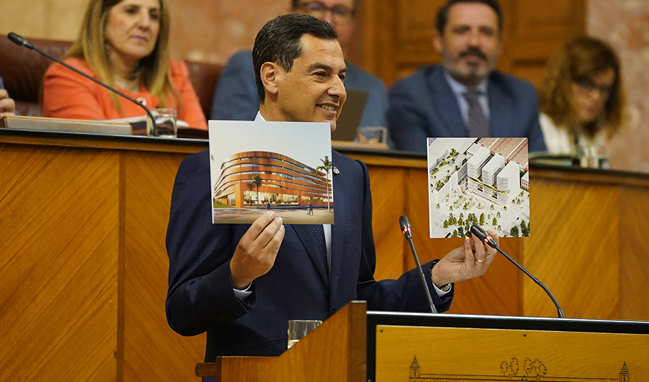 Juanma Moreno muestra en el Parlamento los proyectos de las nuevas ciudades de la Justicia de Huelva y Cádiz.