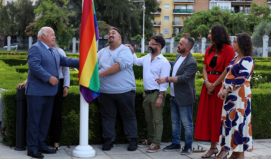Imagen del artículo Loles López apela a la libertad, respeto e igualdad en el izado de la bandera arcoíris en el Parlamento