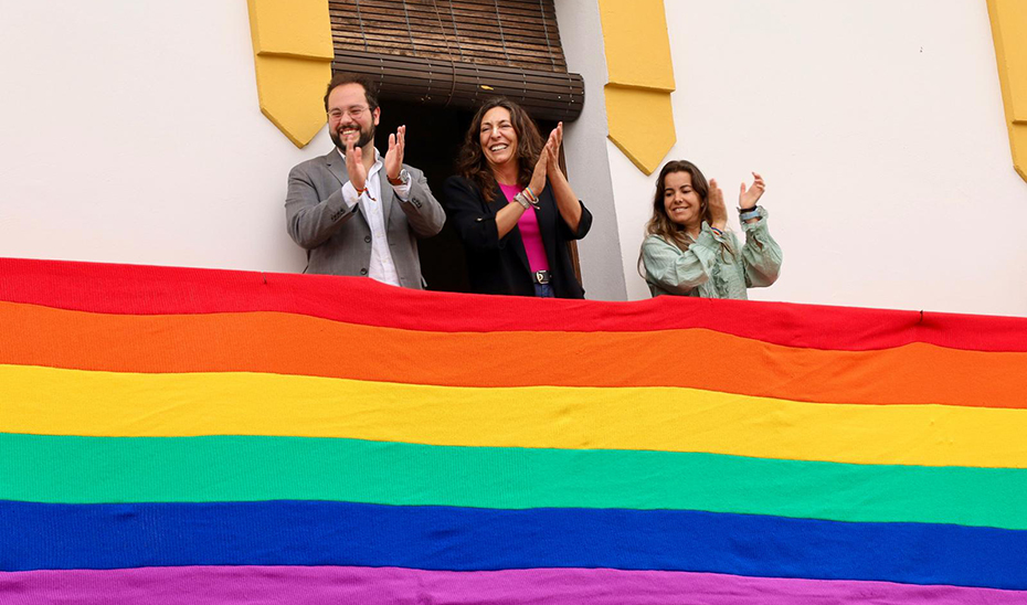 Bandera arcoíris en el balcón del Ayuntamiento de Beas 