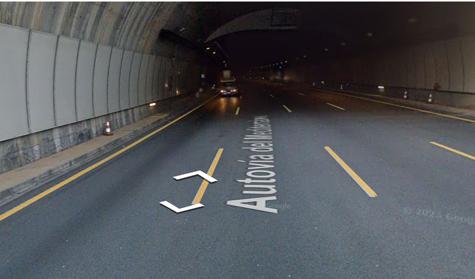 Fallece una motorista al chocar con un coche en el túnel de Churriana en Málaga