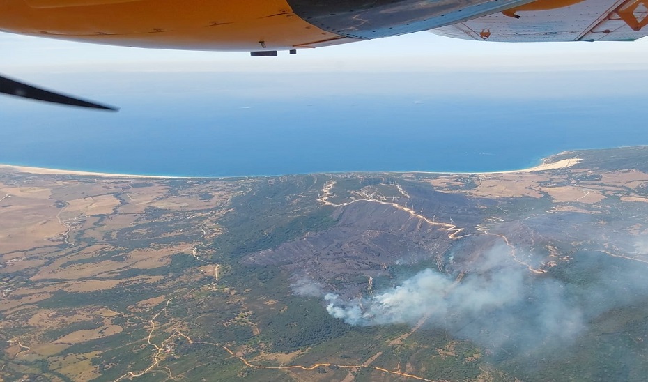 Vista aérea del incendio forestal de Tarifa desde un helicóptero de Infoca.