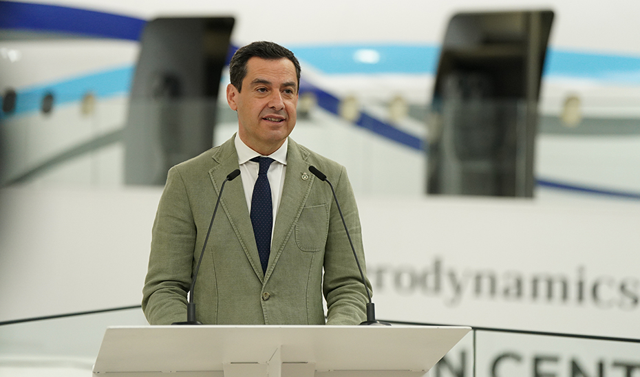 Intervención del presidente de la Junta durante la visita a la academia de aviación Aerodynamics Academy en Vélez-Málaga