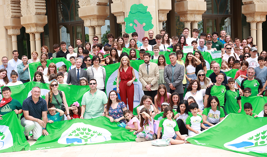 Imagen del artículo 19 centros docentes reciben la Bandera Verde por su compromiso con la educación ambiental