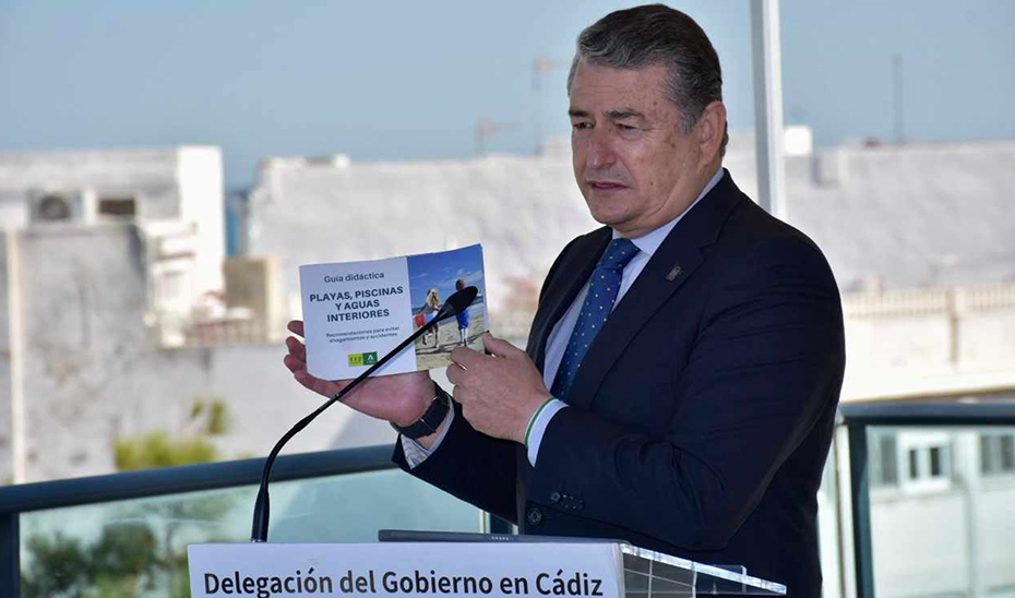 El consejero de la Presidencia, Antonio Sanz, presenta la información sobre la campaña en las playas.