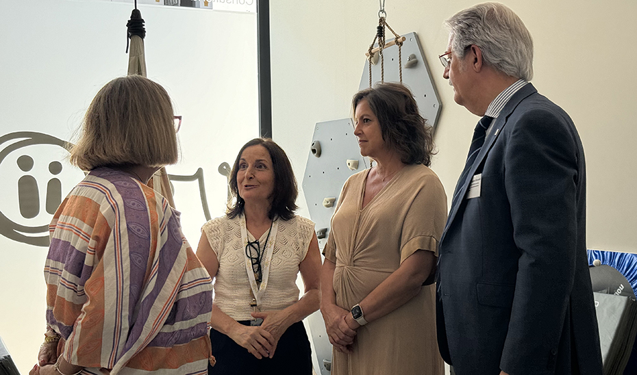 Un momento de la visita de la consejera de Salud, Catalina García, al Centro de Atención e Intervención Temprana (CAIT) Valores, de Sevilla.
