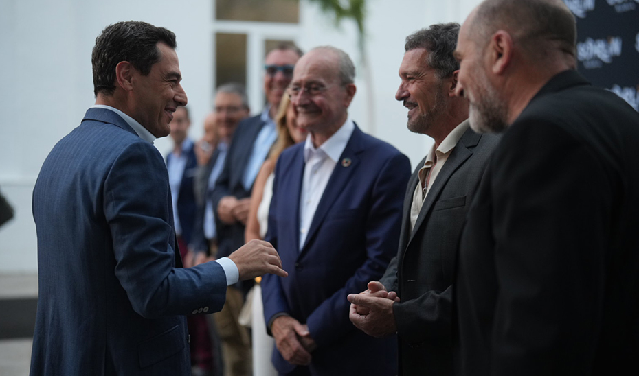 El presidente de la Junta de Andalucía, Juanma Moreno, conversa con el alcalde de Málaga, Francisco de la Torre, y los responsables del proyecto, Antonio Banderas y Domingo Sánchez.