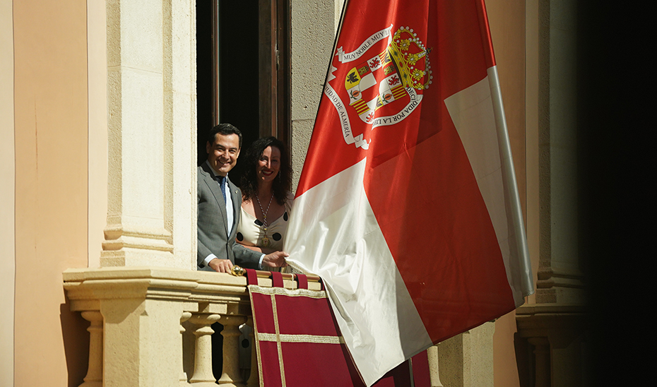 El presidente andaluz y la alcaldesa de Almería, en el balcón del Ayuntamiento.