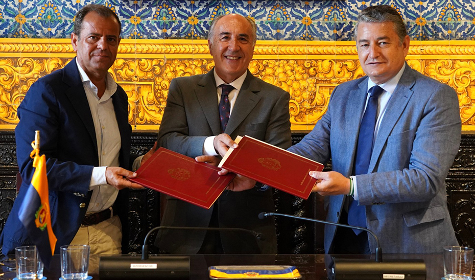 Firma del convenio para la difusión del Centro de Interpretación Paco de Lucía de Algeciras.