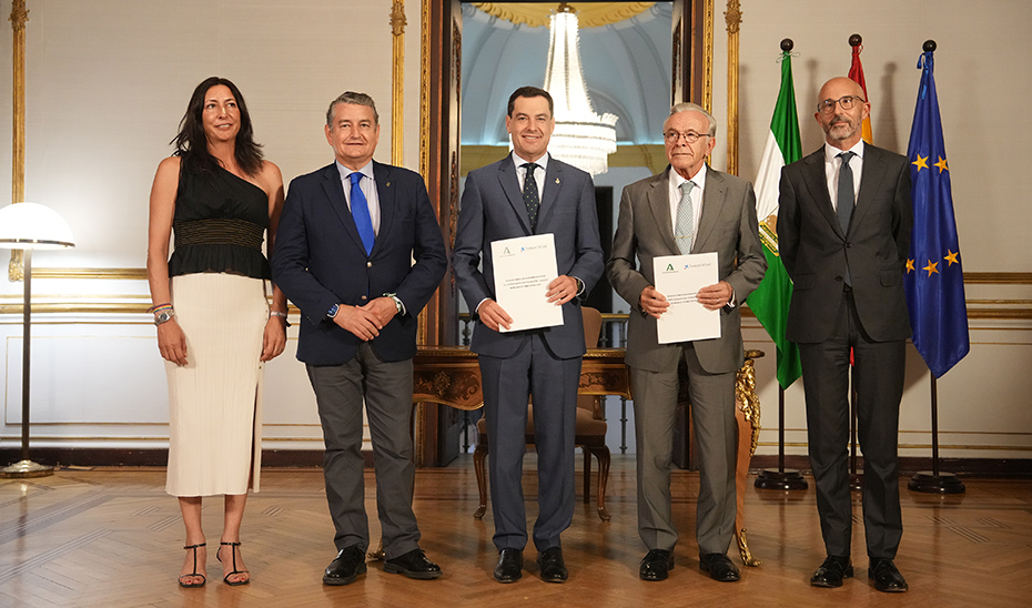 Juanma Moreno, junto a los consejeros de la Presidencia e Inclusión Social y los representantes de la fundación de la entidad bancaria, en San Telmo, donde se ha firmado el convenio de colaboración.