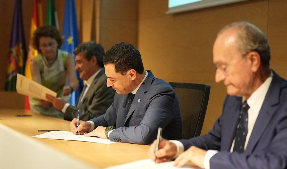 Momento de la firma que sella el acuerdo entre la Junta de Andalucía, el Gobierno de España y el Ayuntamiento de Málaga para la puesta en marcha del proyecto.