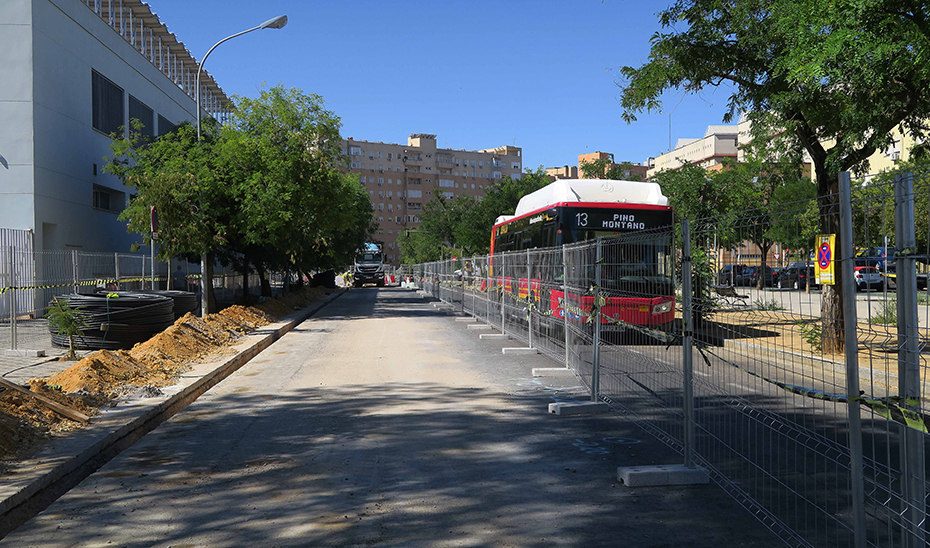 Obras de la Línea 3 de Norte del Metro de Sevilla en la calle Mar de Alborán, en el barrio de Pino Montano (Sevilla).