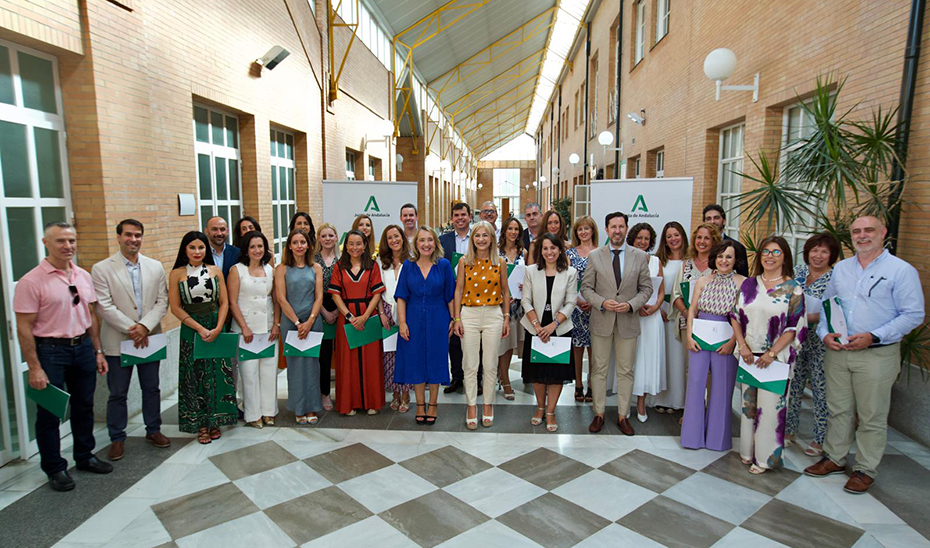 La consejera Patricia del Pozo, con los nuevos inspectores de Educación, tras el acto de adjudicación de destinos, celebrado en Sevilla.