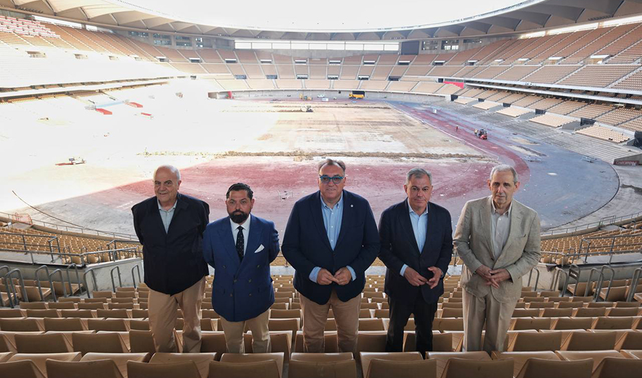 El consejero de Turismo, Cultura y Deporte, durante su visita a la primera fase de las obras de remodelación del Estadio de la Cartuja de Sevilla.