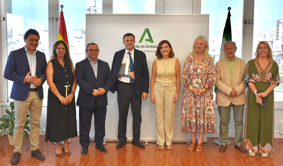 La consejera de Empleo, Empresa y Trabajo Autónomo, Rocío Blanco, junto a los firmantes del protocolo para mejorar la formación del sector naval de Cádiz.