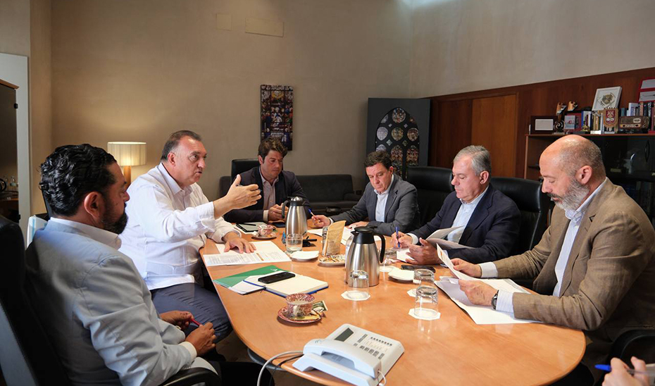 El consejero de Turismo, Cultura y Deporte, Arturo Bernal, durante la reunión mantenida con el alcalde de Sevilla, José Luis Sanz, y otros representantes municipales.