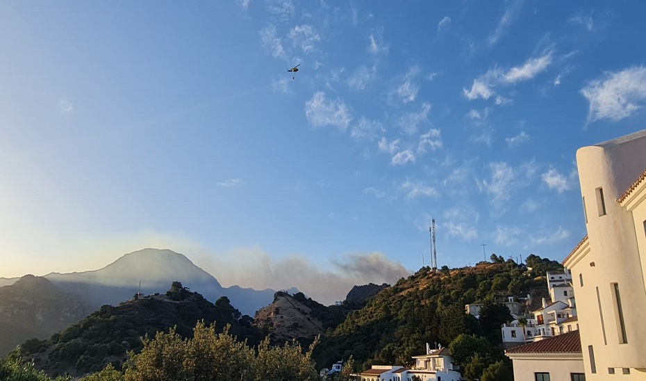 Helicóptero de Infoca. Incendio Forestal de Cásares (Málaga). 