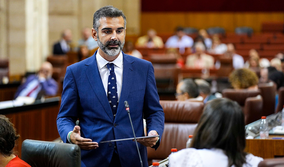 
			      Ramón Fernández-Pacheco interviene como consejero de Agricultura en la sesión de control al Gobierno del Pleno del Parlamento de Andalucía.			    
			  